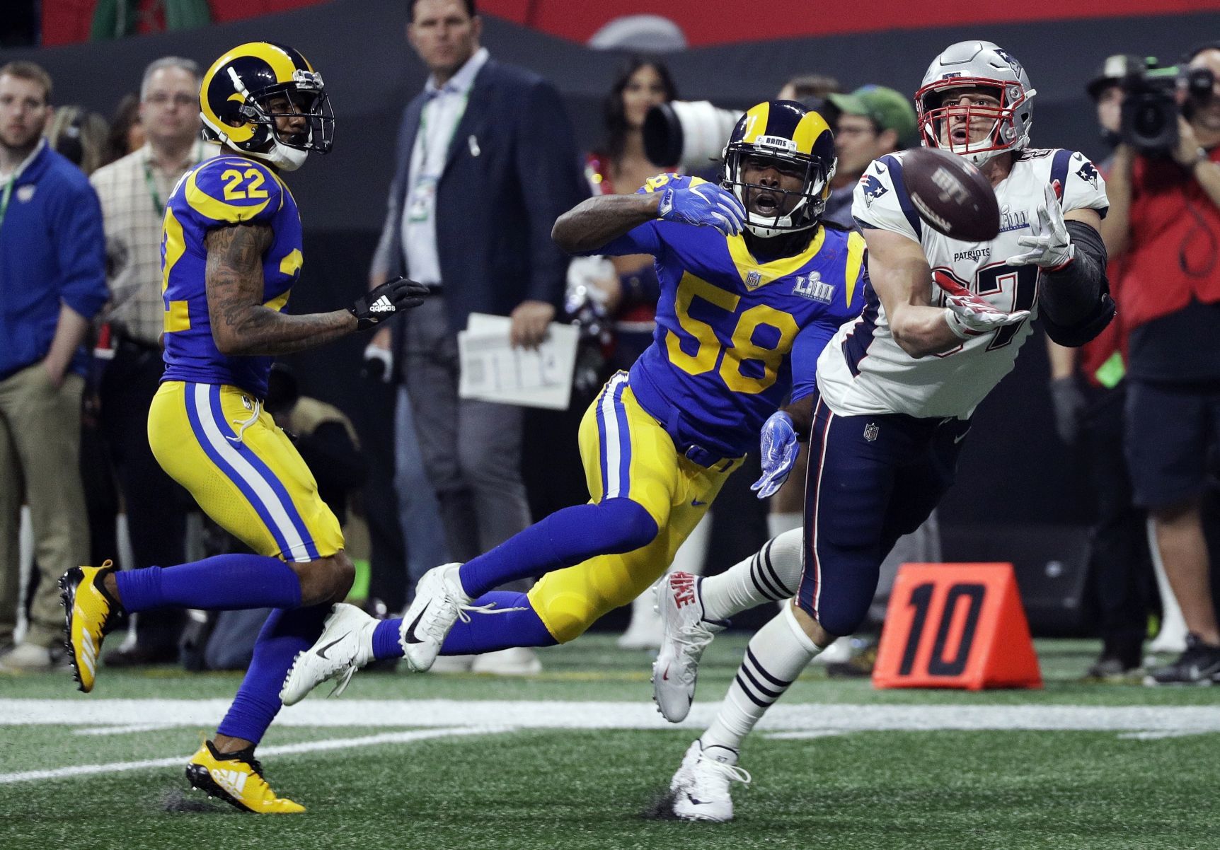 Patriots Rams Super Bowl Football